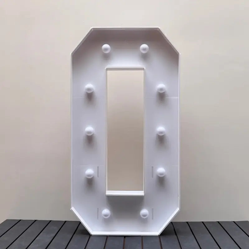 Numero 0 in cartone con luce calda