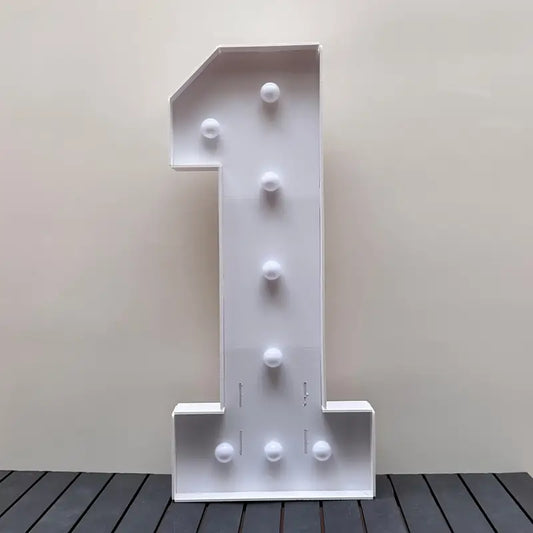 Numero 1 in cartone con luce calda