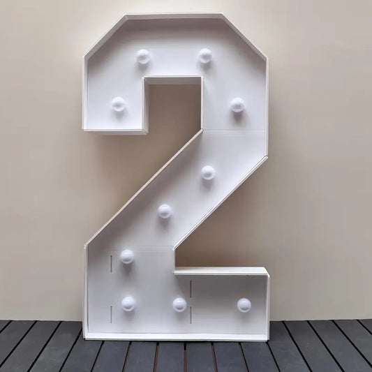 Numero 2 in cartone con luce calda