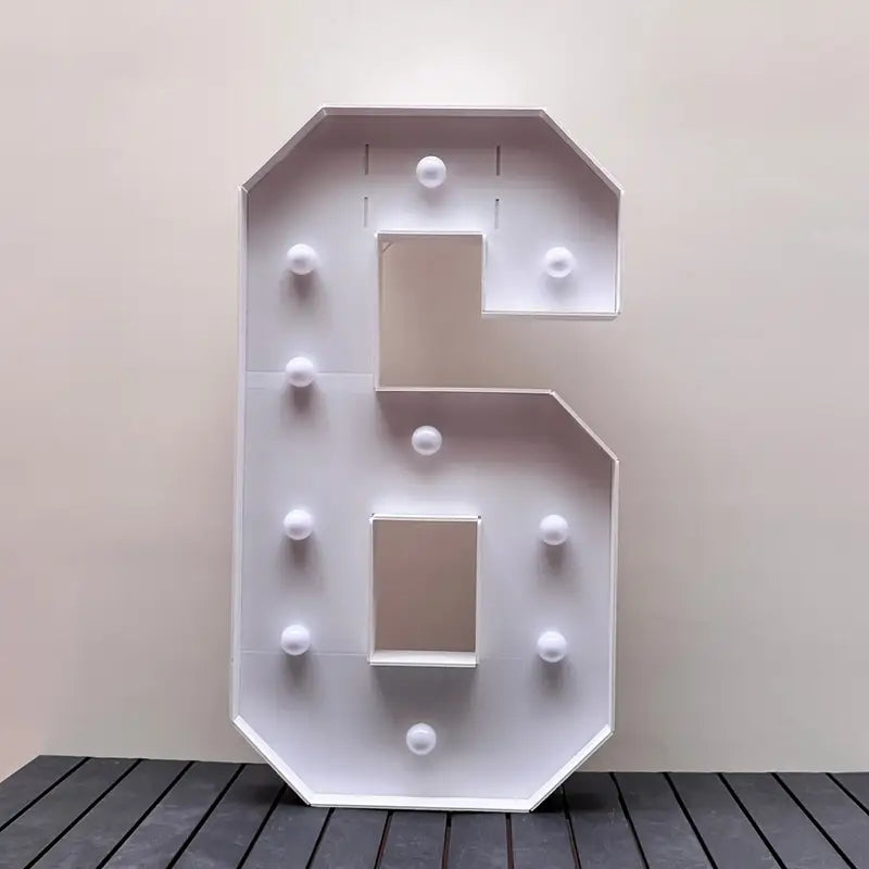 Numero 6 in cartone con luce calda