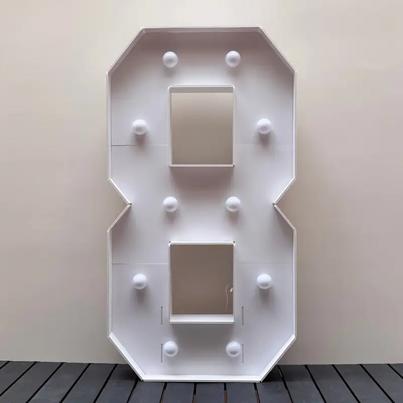 Numero 8 in cartone con luce calda