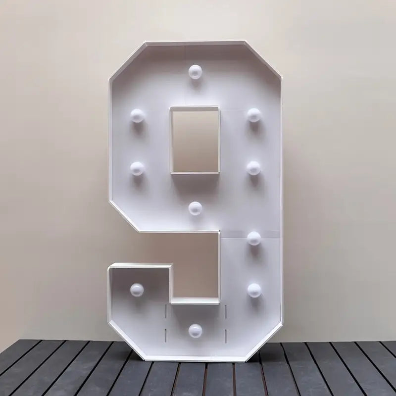 Numero 9 in cartone con luce calda