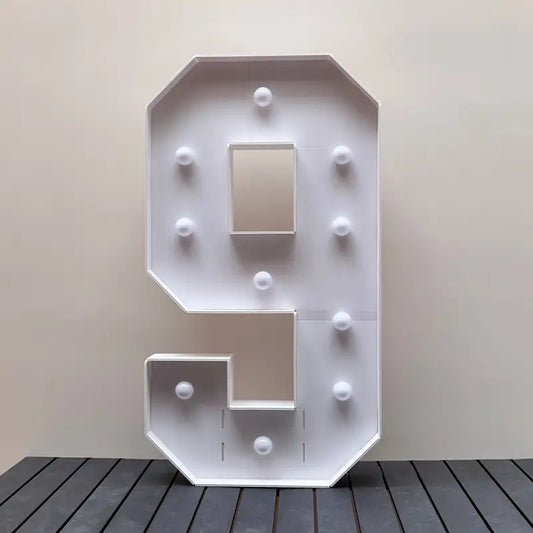 Numero 9 in cartone con luce calda