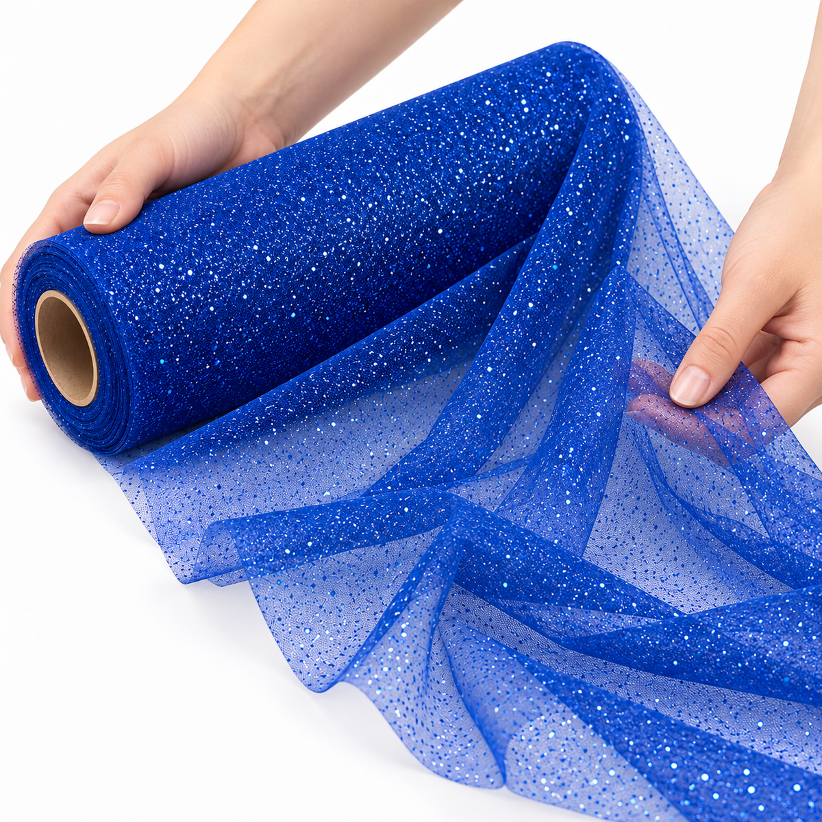 Tulle glitter blu Aura srotolato e tenuto tra le mani per mostrare trasparenza e texture