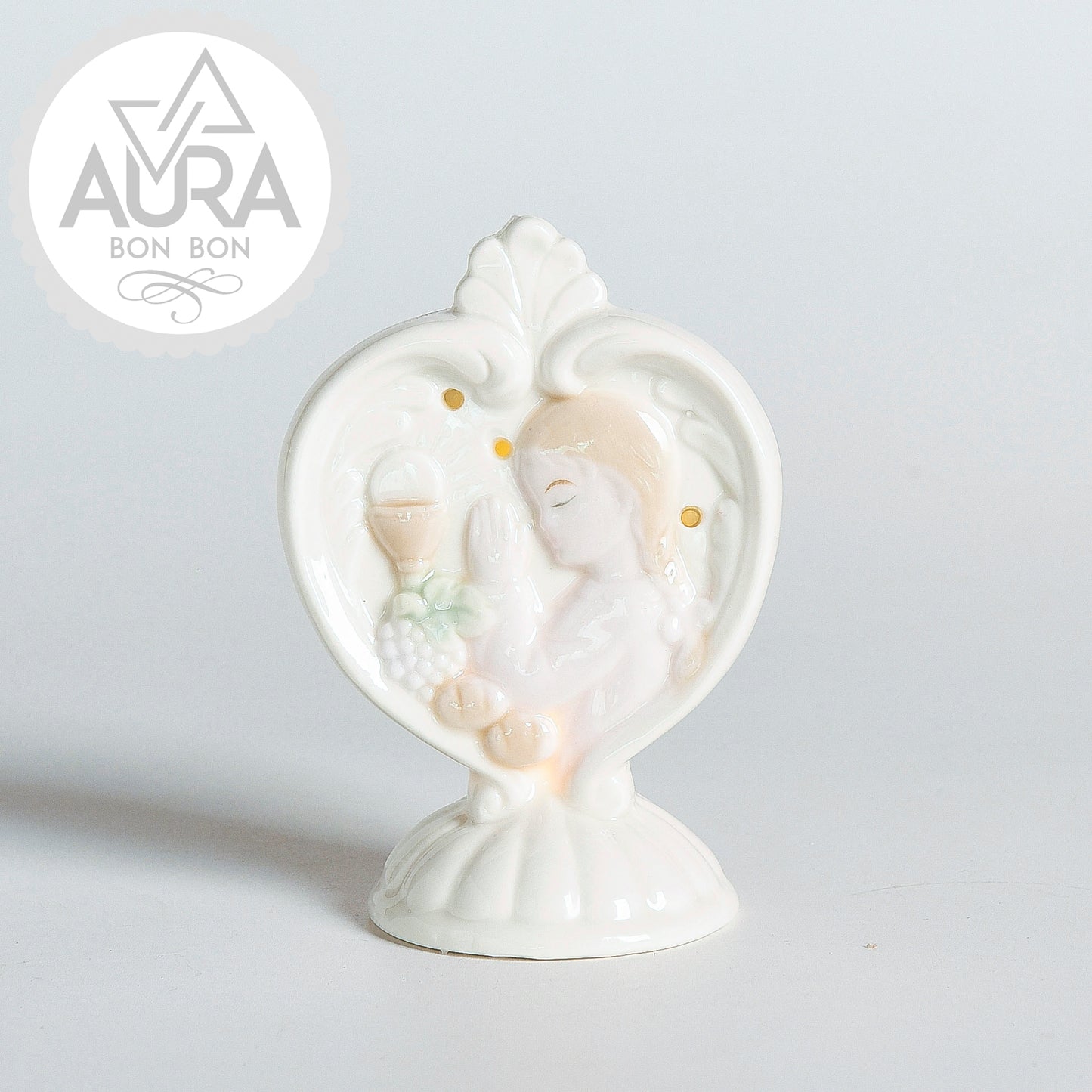 Bomboniera Prima Comunione con sagoma a cuore e bambina in preghiera 7,7x5,8x11cm