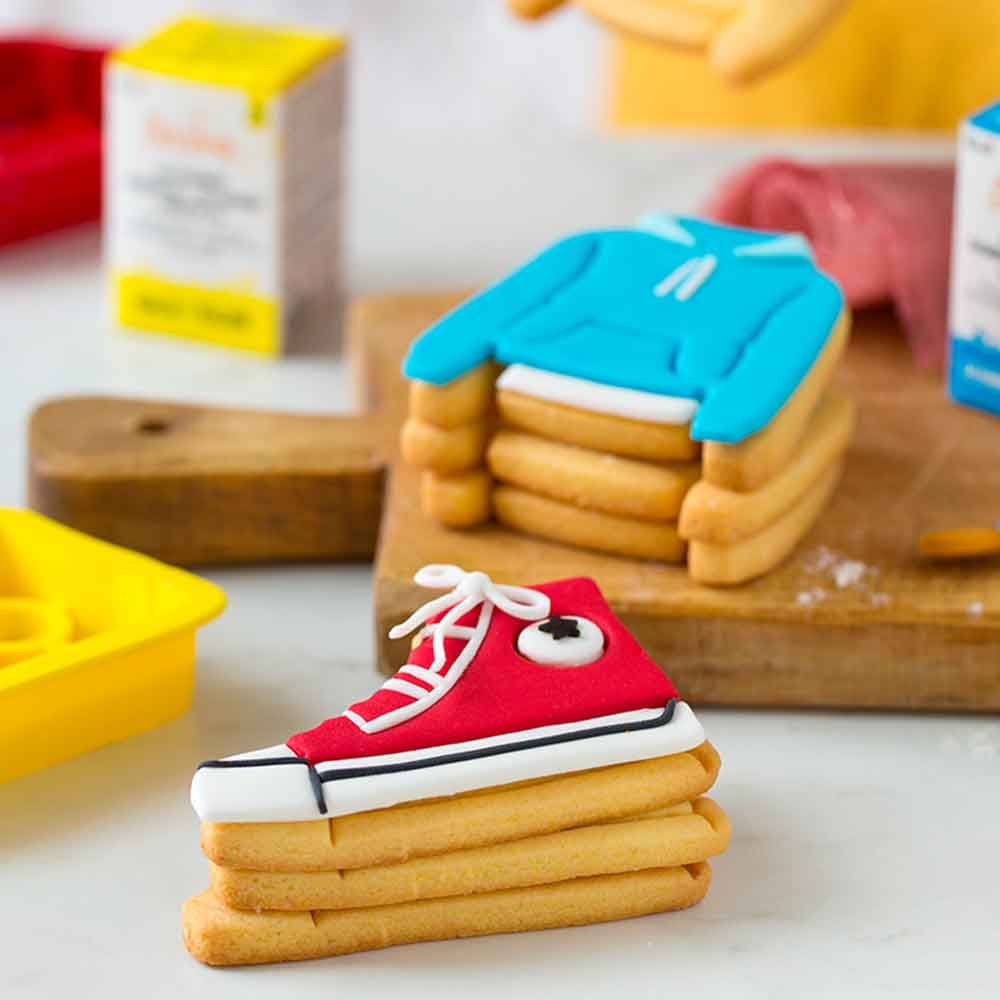 Set of 2 plastic cookie cutters for teenagers, sweatshirt and shoe