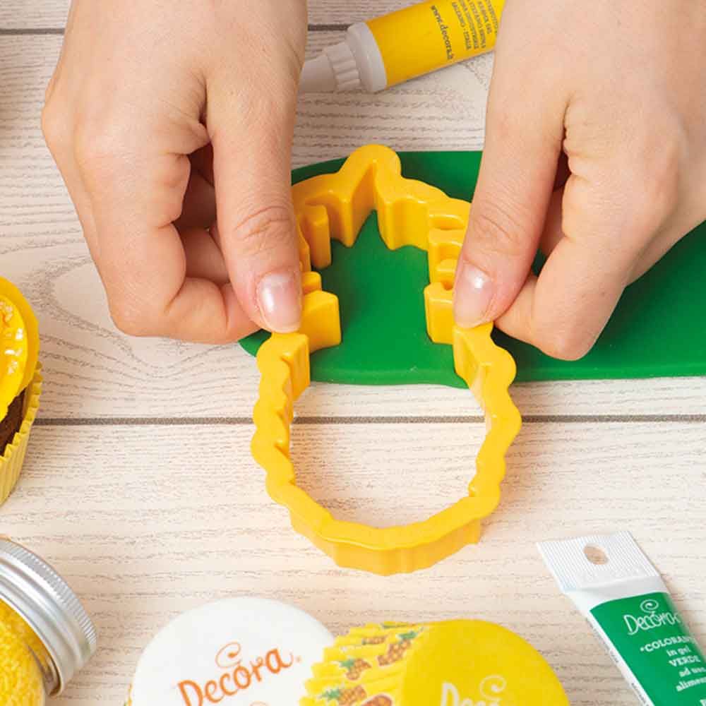 Set of 2 pineapple and strawberry cookie cutters
