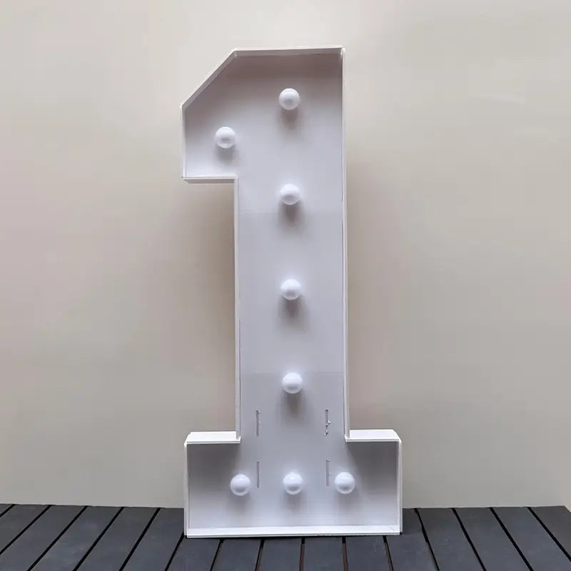 Numero 1 in cartone con luce calda