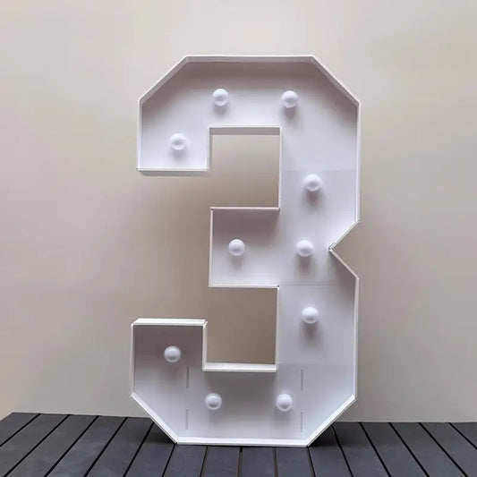 Numero 3 in cartone con luce calda