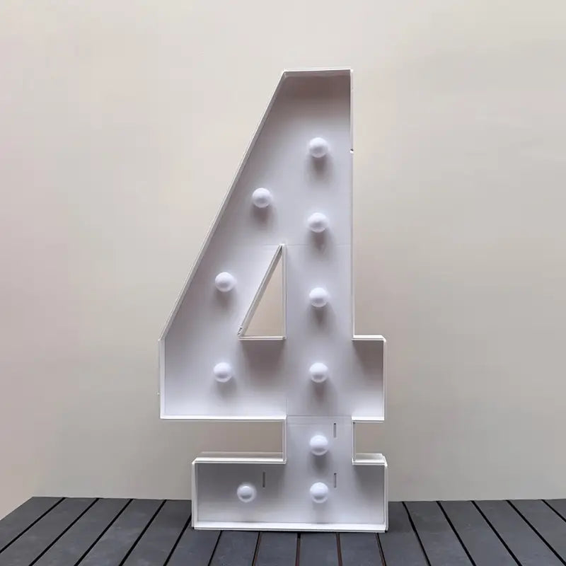 Numero 4 in cartone con luce calda