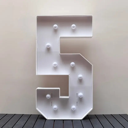 Numero 5 in cartone con luce calda