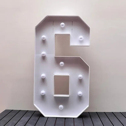 Numero 6 in cartone con luce calda