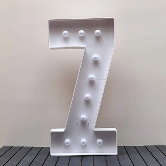 Numero 7 in cartone con luce calda