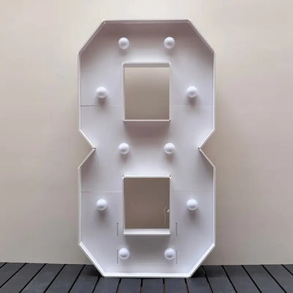 Numero 8 in cartone con luce calda