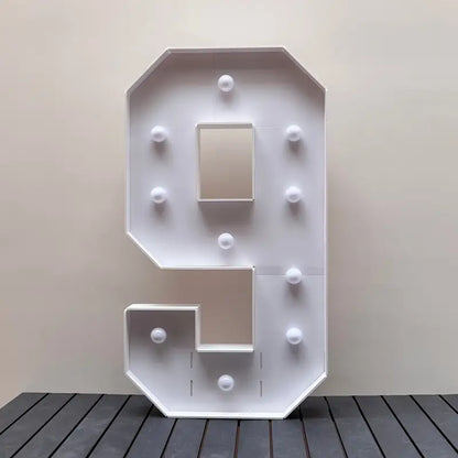 Numero 9 in cartone con luce calda