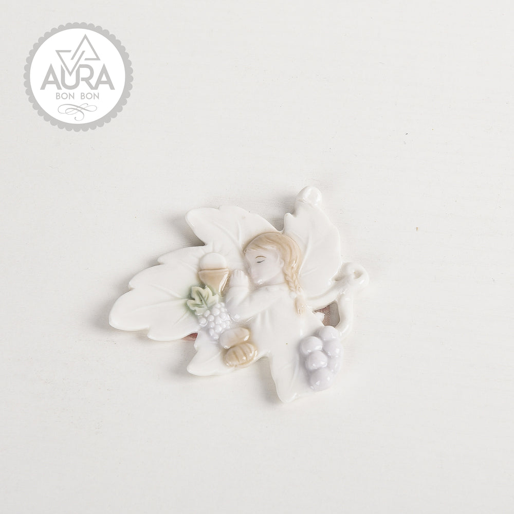 Baby girl leaf favor 8x7x1 cm
