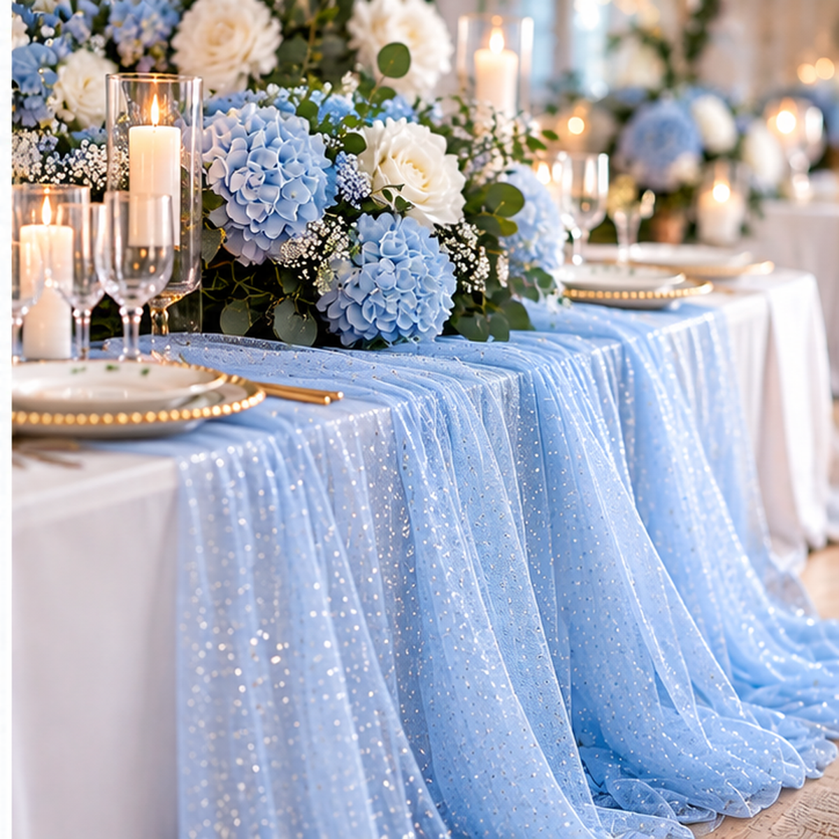 Esempio di allestimento tavolo cerimonia con tulle glitter celeste, fiori e candele