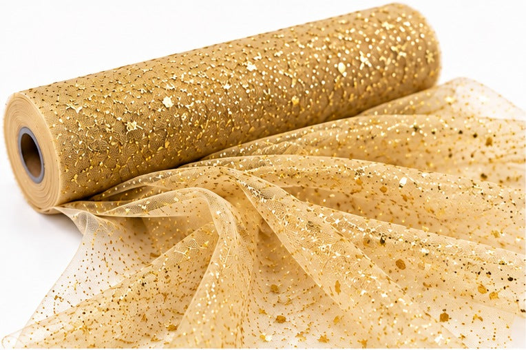 Rotolo di tulle glitter oro Aura 1,5 x 1 m con tessuto dorato drappeggiato su sfondo chiaro