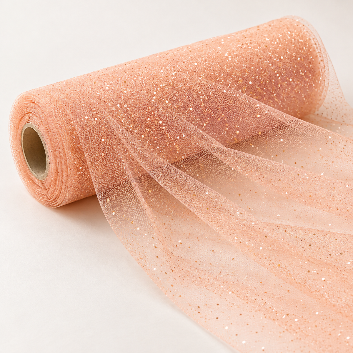 Tulle glitter pesca Aura 1,5 x 1 m, rotolo e tessuto drappeggiato su fondo bianco
