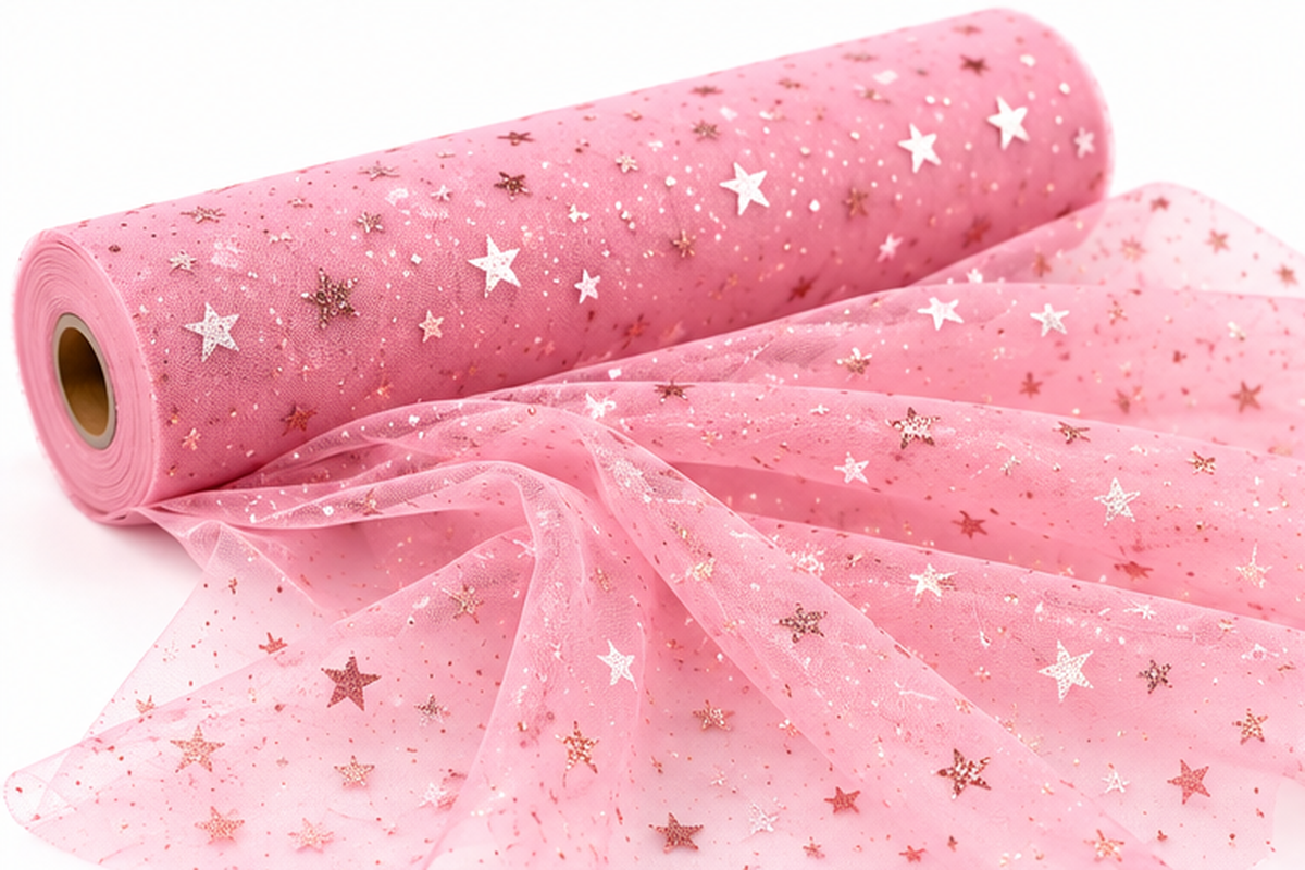 Tulle con stelline rosa Aura 1,5 x 1 m, tessuto a rete trasparente drappeggiato su sfondo bianco