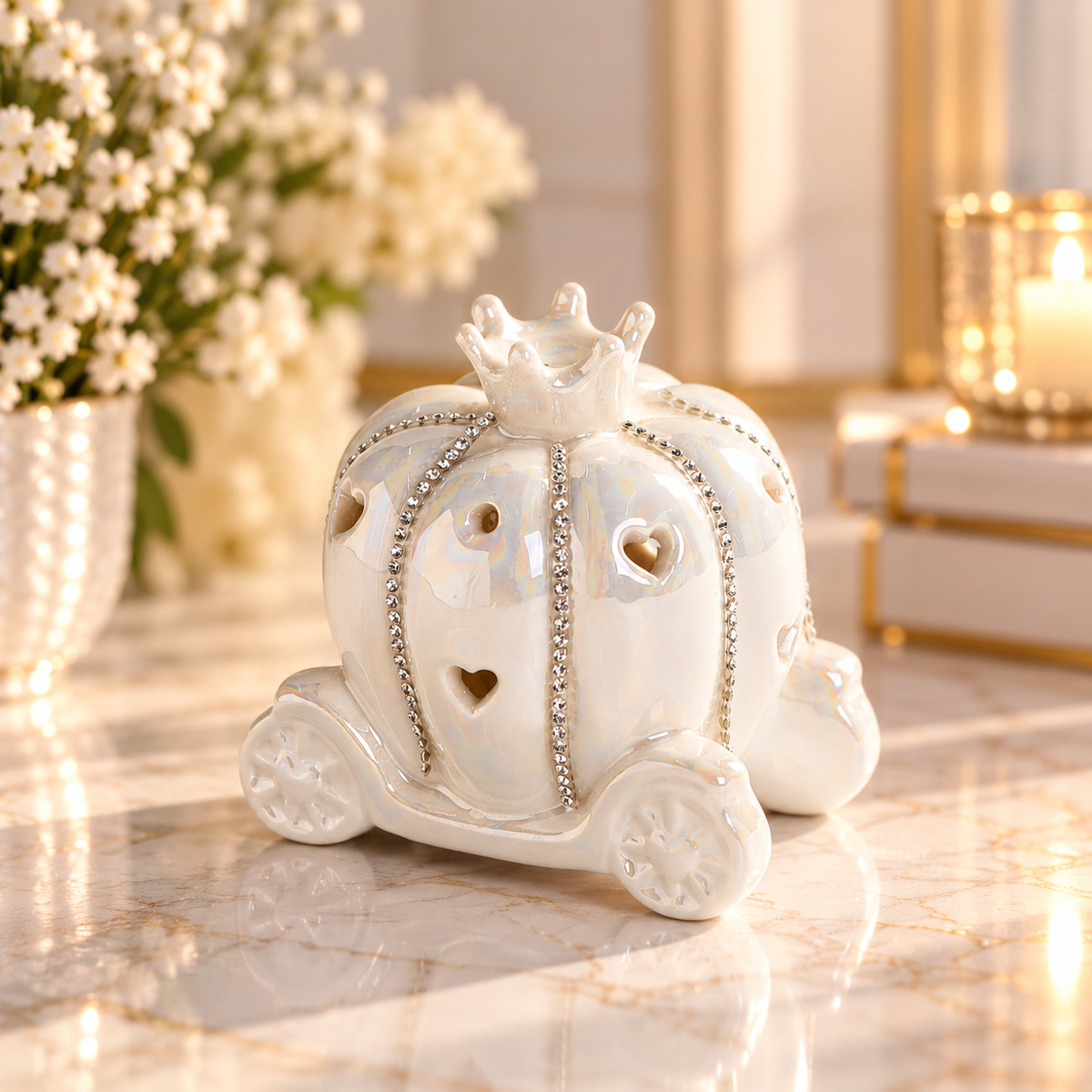 Bomboniera carrozza in porcellana con strass Aura in ambientazione elegante