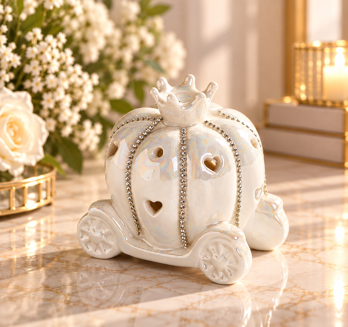 Carrozza in porcellana con luce e strass Aura in ambientazione romantica