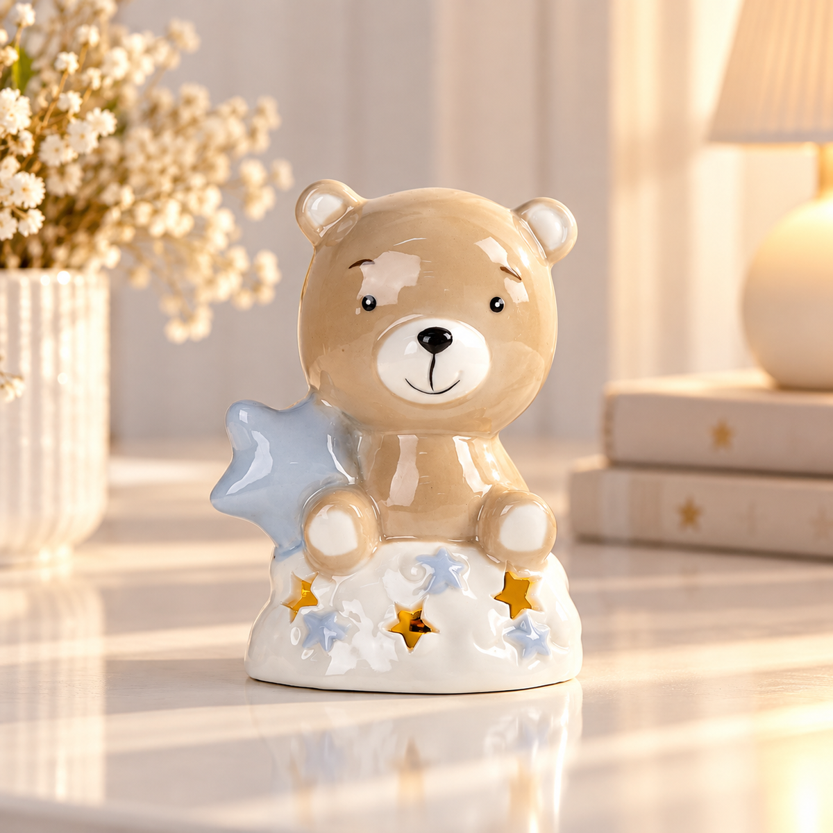 Bomboniera orsetto azzurro con stella Aura in ambientazione nursery