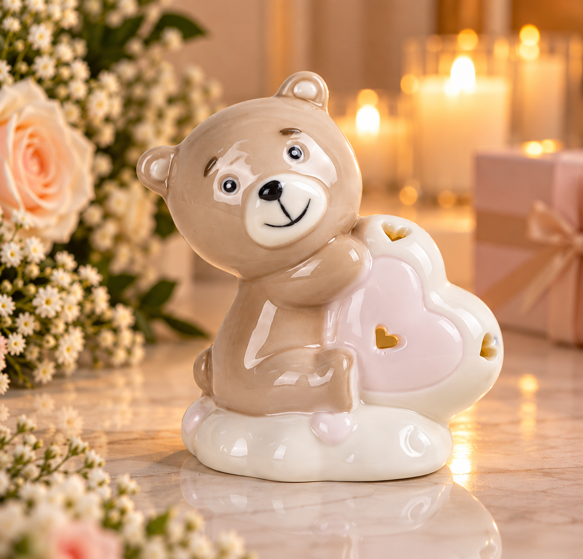 Orsetto rosa con cuore in porcellana Aura in ambientazione romantica